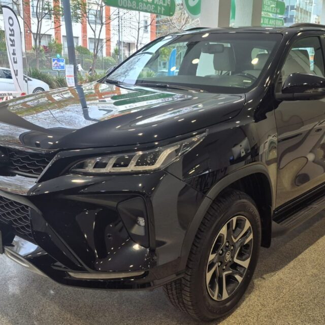 TOYOTA SW4